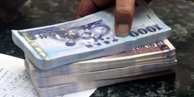 新台幣兌美元開盤後狂升，一度勁揚逾2角，匯價直衝32元整數。圖／本報資料照片