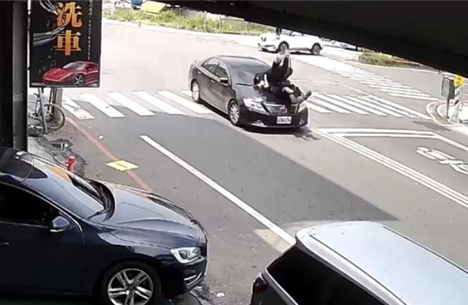自小客車未停止直接撞上夫妻檔，詹姓夫妻均被鏟起到車蓋。（翻攝自網路）