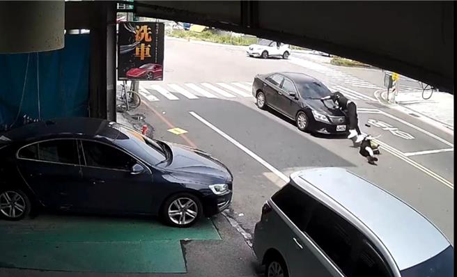 夫妻檔隨後摔落地面。（翻攝自網路）