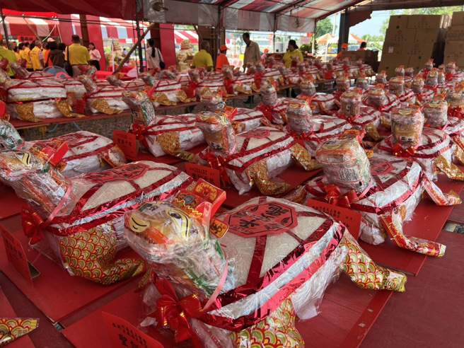 臨時紅壇供品選用在地斗南鎮農會生產的米堆成米龜，有總量10斤、20斤的小米龜，也有30斤、40斤的中型米龜，今年還願的最大烏龜重達1080斤。（周麗蘭攝）