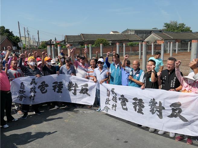 能源公司在雲林縣元長鄉瓦磘村設置太陽能電場，16日村民到工地舉白布條抗議，放話要封路阻止工程進行，雲林縣政府表示電場依規定申請，但民眾有疑慮，將持續溝通協調。（張朝欣攝）
