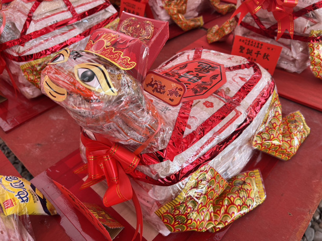 今年米龜的龜首以旺旺米餅為素材，包成龜首形狀、貼上龜眼，看起來既可愛又吉祥。（周麗蘭攝）