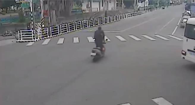 花莲县玉里镇一名男子日前未佩戴安全帽且站立骑机车闯红灯，遭警拦停询问，当他正自豪是独轮车高手时，警方随即发现该部机车是赃车，除送上3张罚单，也将男子上铐带回警局，并依窃盗罪嫌送办。（玉里警分局提供／罗亦晽花莲传真）