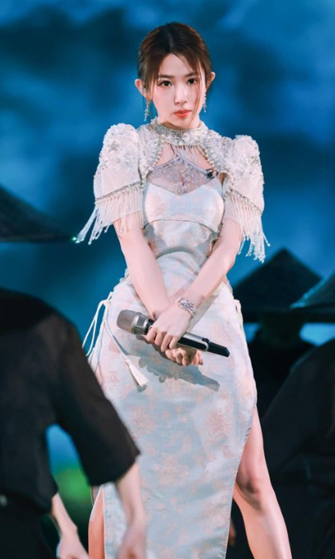 郭书瑶第二次团体表演挑战酷帅侠女风格的曲风。（图／郭书瑶IG）