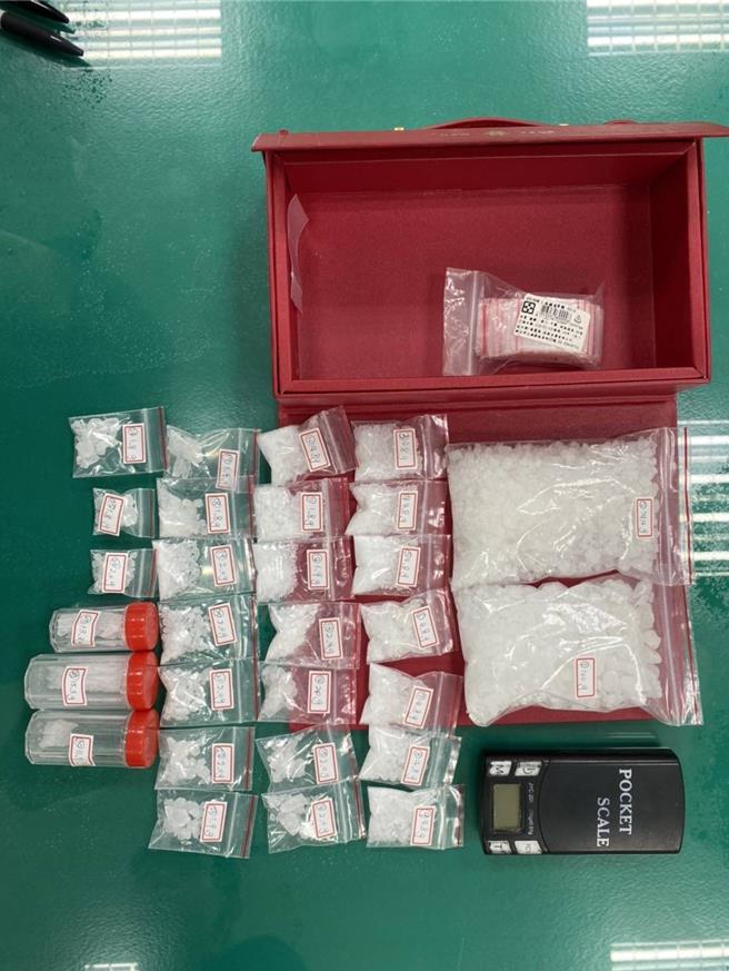 桃園警分局於車內查獲愷他命26小包及罐裝愷他命5罐。（桃園警分局提供）