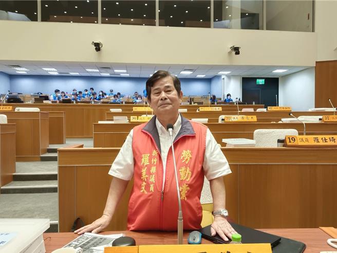 县议员罗美文在16日的县政总质询中，提及希望设置劳工育乐中心。（邱立雅摄）