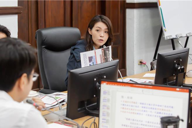 新竹市長高虹安表示，市府每月皆會進行道安會報與交通改善小組會議，盼透過多元面向改善道路交通安全，降低交通事故。（新竹市政府提供／王惠慧新竹傳真）