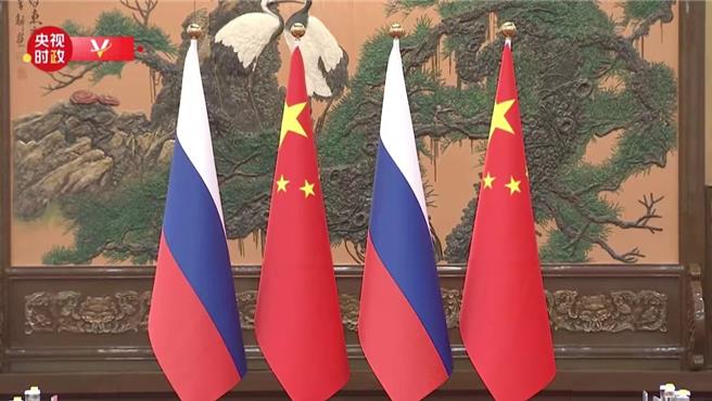 和习近平小范围会谈，普丁：俄中务实合作取得丰硕成果。（央视新闻）