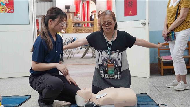民眾自發性報名，學習如何止血、包紮，正確CPR等急救處置。（嘉義縣消防局提供／呂妍庭嘉義傳真）