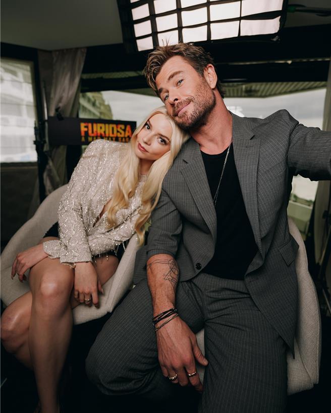 安雅泰勒乔伊（左）、克里斯汉斯沃在《芙莉欧莎：疯狂麦斯传奇篇章》拿出精彩表现。（华纳兄弟提供）