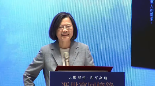 退輔會主委馮世寬今（16）日舉行新書發表會，總統蔡英文親自到場相挺並致詞。（截自中時新聞網直播）