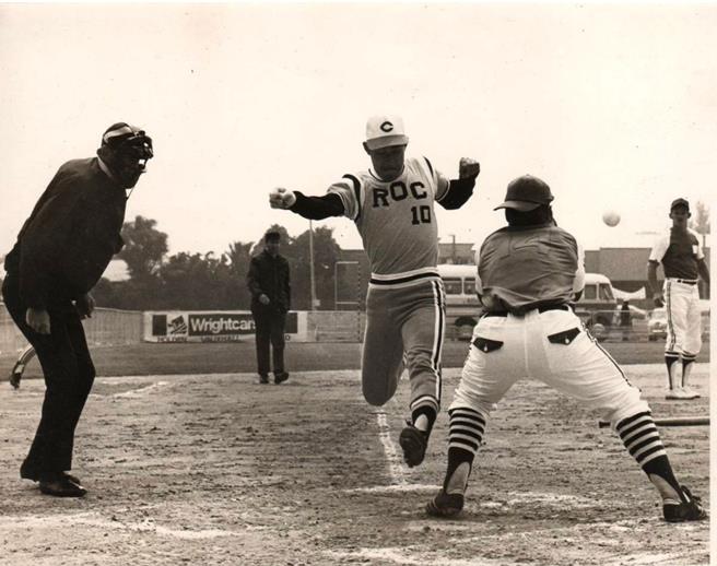 黄清泉（中）年轻时曾经是中华成棒代表队成员。（家属提供）