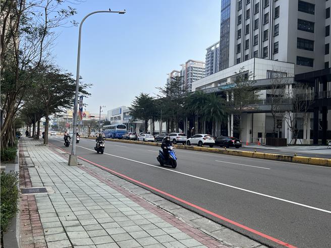 新竹市慈雲路為台68、高速公路、竹北、竹東及新竹市區通往園區的重要道路，尖峰車流量大，遇雨更是動彈不得，民眾多次反映盼改善。（王惠慧攝）