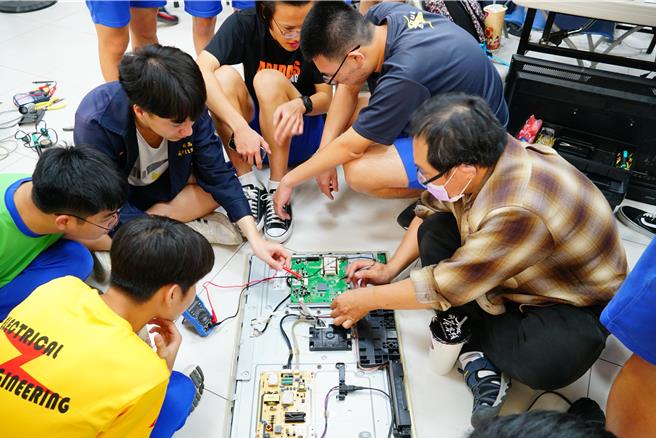 国立成功大学附属南工电机科师生维修液晶电视。（安定区公所提供／宝智华台南传真）