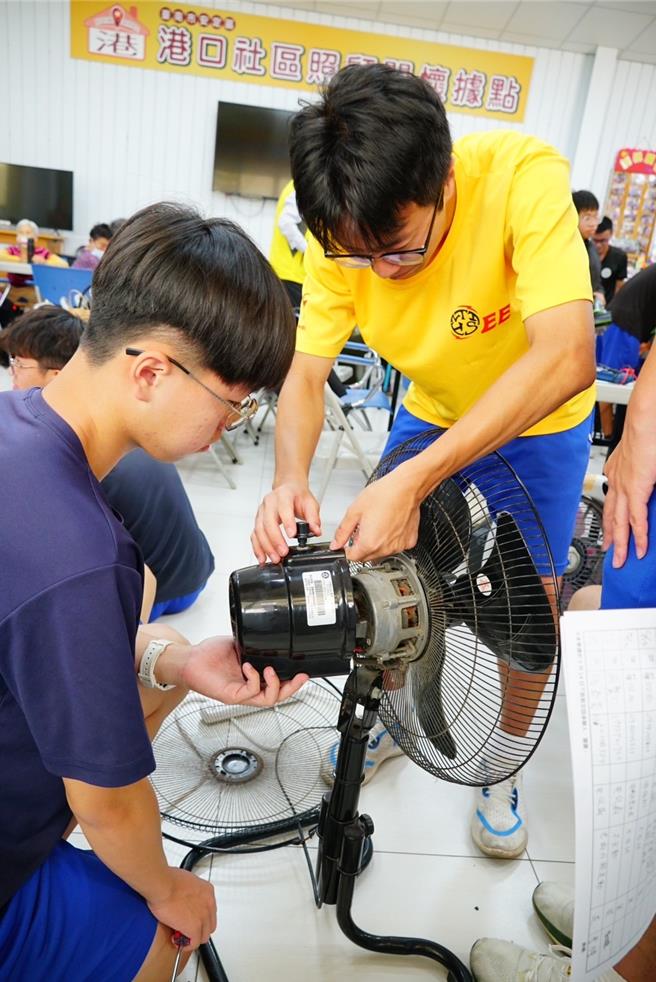 学生维修电风扇。（安定区公所提供／宝智华台南传真）