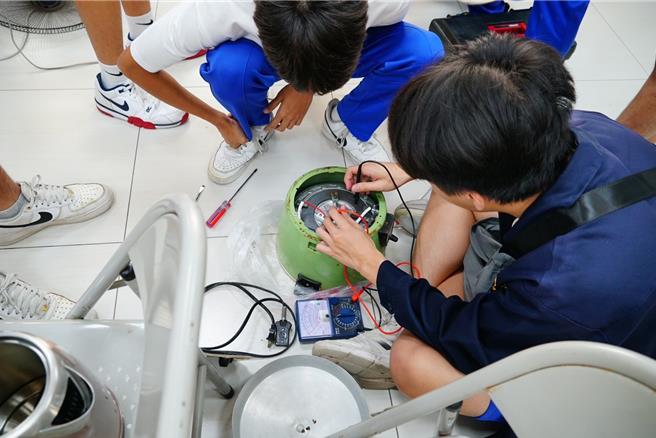 修理电锅。（安定区公所提供／宝智华台南传真）