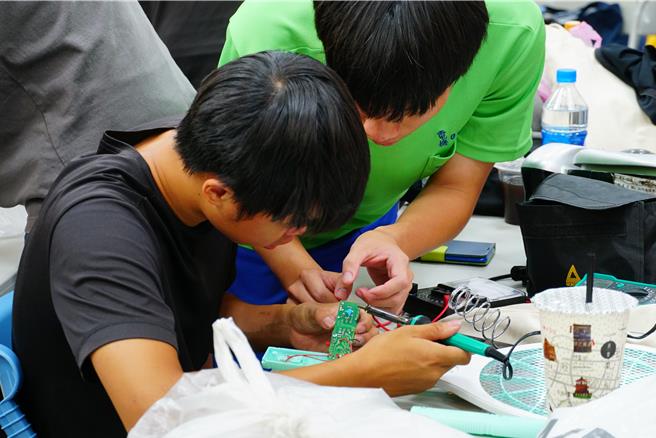 修理电纹拍。（安定区公所提供／宝智华台南传真）