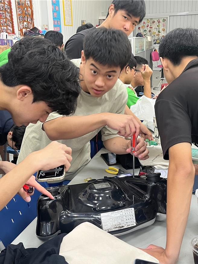 修理关怀聚点的脚底按摩机。（安定区公所提供／宝智华台南传真）