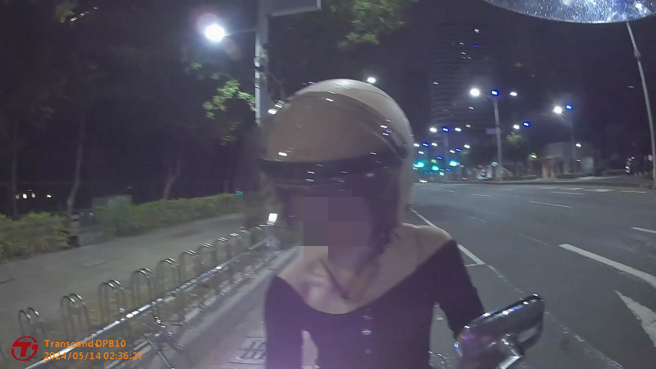 高雄22歲葉姓女騎士，（14日）凌晨02時許，騎車行經鼓山區明華路段時，紅燈右轉至博愛二路，遭警方攔查。（翻攝畫面）