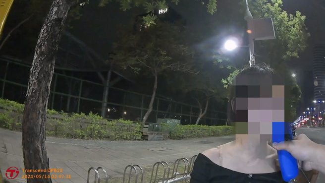 高雄22歲葉姓女騎士，（14日）凌晨02時許，騎車行經鼓山區明華路段時，紅燈右轉至博愛二路，遭警方攔查。（翻攝畫面）