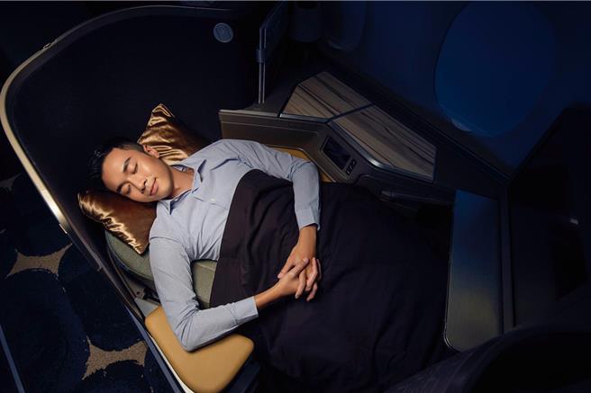 TTE線上旅展期間，買台北福華飯店住宿券抽限量的華航台北直飛西雅圖商務艙來回機票，享受180度全躺平的獨立私人空間。（中華航空提供）