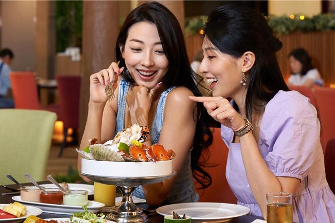 年年熱銷的「彩虹座通用自助餐券」每張1450元；「彩虹座下午茶套票」每套5張共4500元，等於每人爽吃吃到飽千元大鈔有找。(台北福華大飯店提供）