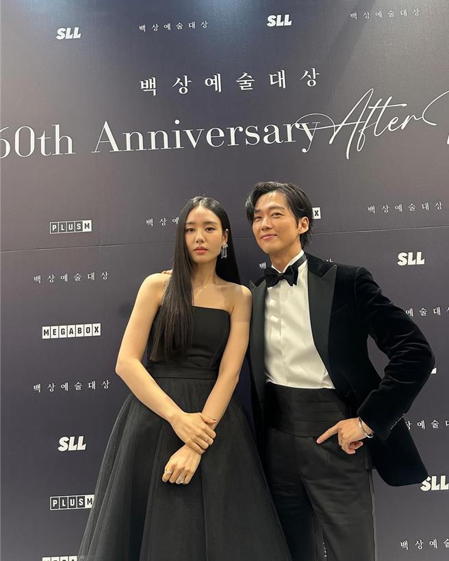 南宫珉日前在百想封帝，也开心与《恋人》女主角安恩真开心合照。（摘自南宫珉IG）