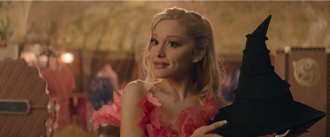 「歐美樂壇小天后」亞莉安娜擔綱演出電影《魔法壞女巫》。（UIP提供）