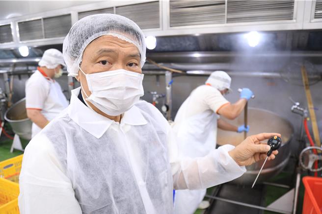 為確保師生飲食安全，台中市政府衛生局長曾梓展16日率隊稽查團膳業者。（台中市政府提供／馮惠宜台中傳真）