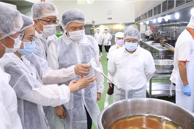 為確保師生飲食安全，台中市政府衛生局長曾梓展16日率隊稽查團膳業者。（台中市政府提供／馮惠宜台中傳真）