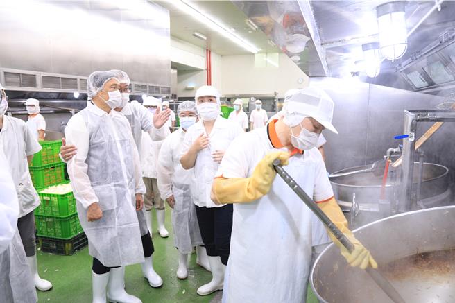 為確保師生飲食安全，台中市政府衛生局長曾梓展16日率隊稽查團膳業者。（台中市政府提供／馮惠宜台中傳真）