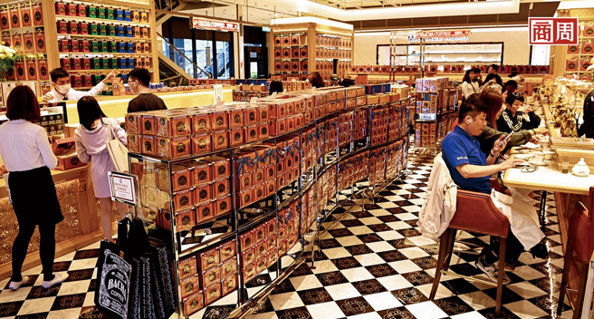 Bacha咖啡今年初插旗台湾，位在台北百货内的柜位坪数虽有限，仍特设内用区，让顾客现场体验摩洛哥风情。(摄影者．程思迪)