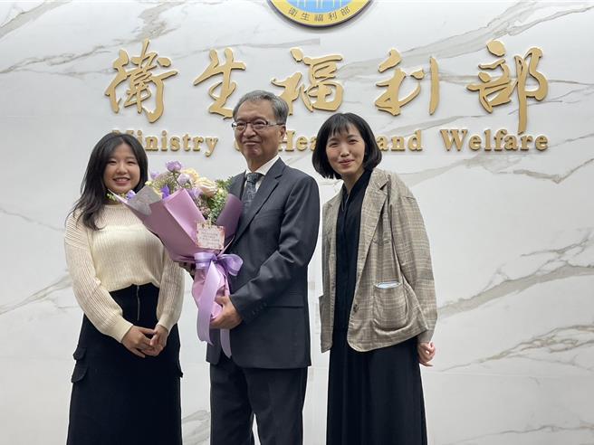 衛福部長薛瑞元即將卸任，今天在媒體茶敘上接受獻花歡送。（王家瑜攝）