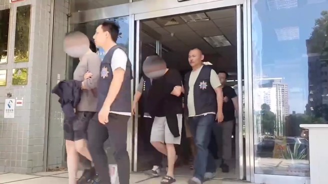 警方於5月14日同步持搜索票及拘票，於北市中山區、大安區及桃園市桃園區等地，將陳嫌等5名幫派成員檢肅到案。（翻攝畫面）