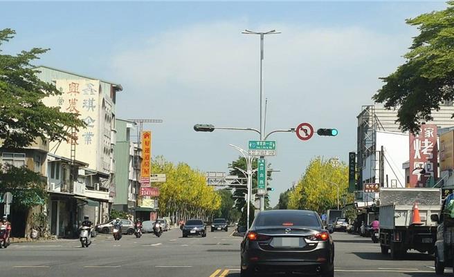 嘉義市自由路、博愛路一段是重要路口，標誌「禁止左轉」，民眾哀嚎怎麼開車？（廖素慧攝）