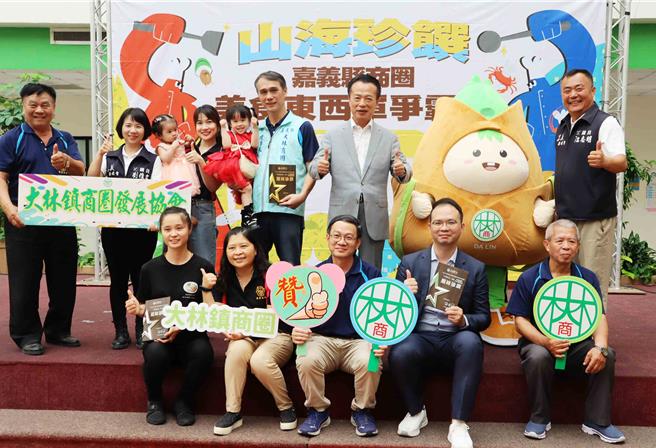 大林鎮商圈推出的「慢城嘉寶盒」拿下首獎，成為縣府指定推廣、採購特色餐盒，縣府更為大林商圈獨家打造吉祥物「嘉林筍」。（呂妍庭攝）