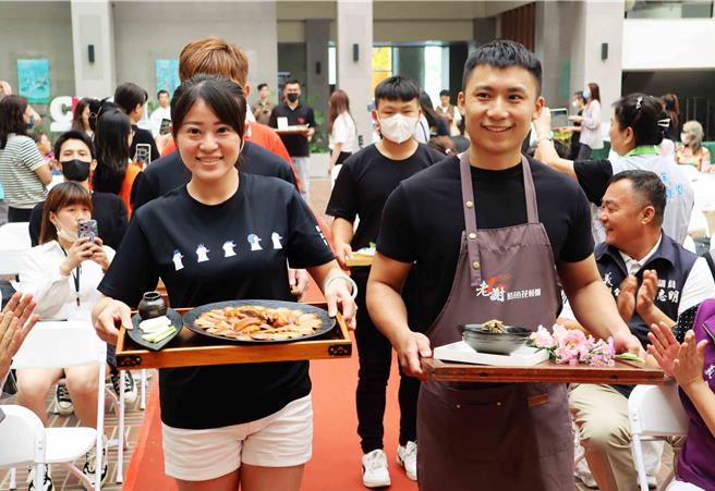 嘉義縣首辦商圈美食東西軍爭霸戰，進入決賽店家端著特色產品走上舞台。（呂妍庭攝）