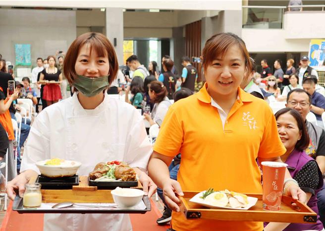 嘉義縣首辦商圈美食東西軍爭霸戰，進入決賽店家端著特色產品走上舞台。（呂妍庭攝）