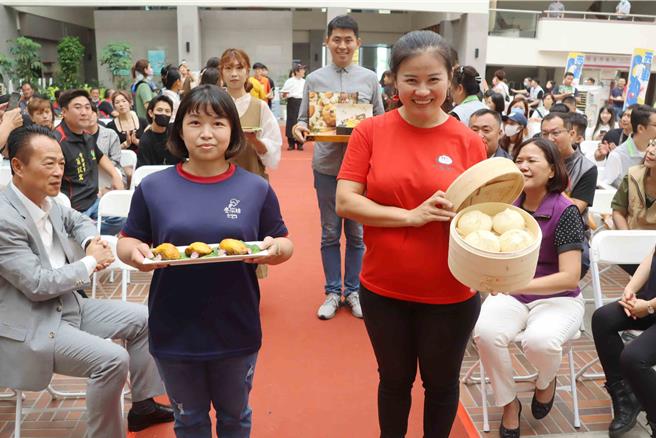 嘉義縣首辦商圈美食東西軍爭霸戰，進入決賽店家端著特色產品走上舞台。（呂妍庭攝）
