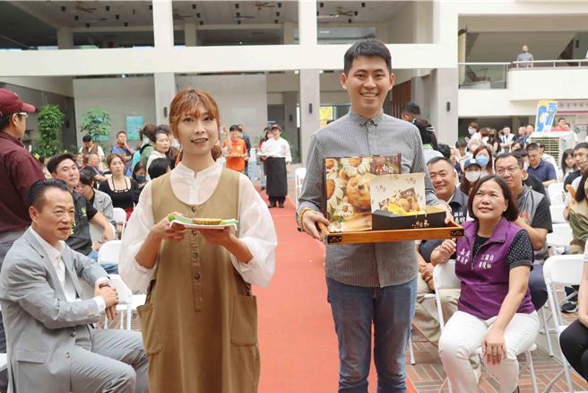 嘉義縣首辦商圈美食東西軍爭霸戰，進入決賽店家端著特色產品走上舞台。（呂妍庭攝）