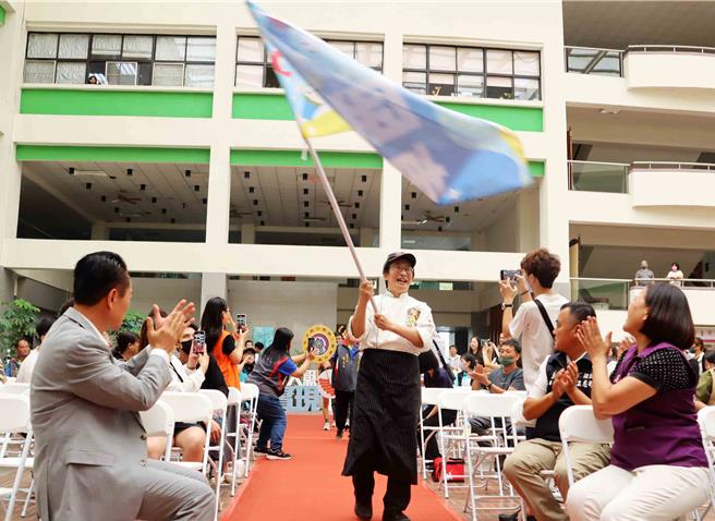 東西軍代表揮舞軍旗進場，展現氣勢。（呂妍庭攝）