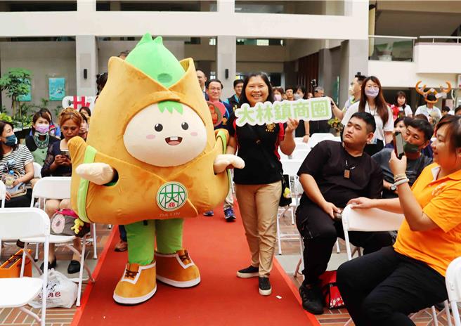 縣府為大林商圈獨家打造吉祥物「嘉林筍」，做為拔得頭籌的獎勵。（呂妍庭攝）