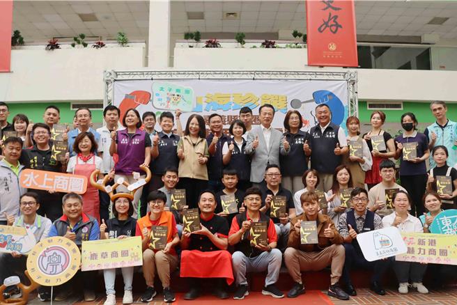 嘉義縣首辦商圈美食東西軍爭霸戰，16個商圈精選店家推出多達200道拿手料理，經過長達2個月激烈評比，16日10大項目金獎、銀獎得主正式揭曉。（呂妍庭攝）