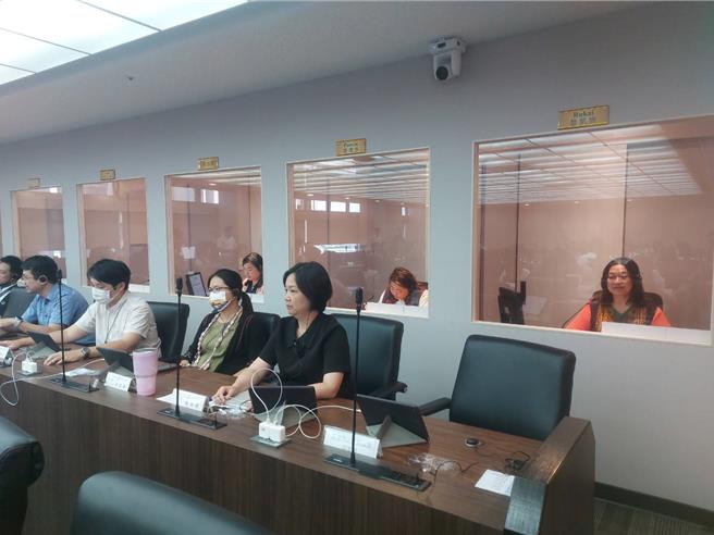 口译人员进行同步口译。（张铠乙摄）