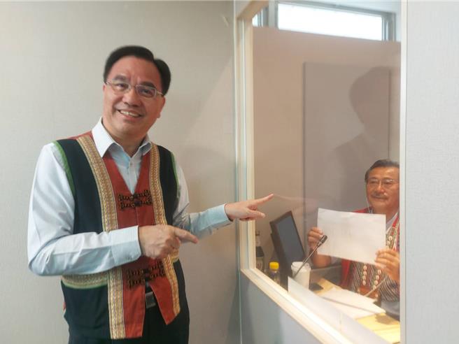 原民会主委夷将Icyang（左）很高兴在他卸任前，可以把设备弄好，算是一个里程碑。（张铠乙摄）
