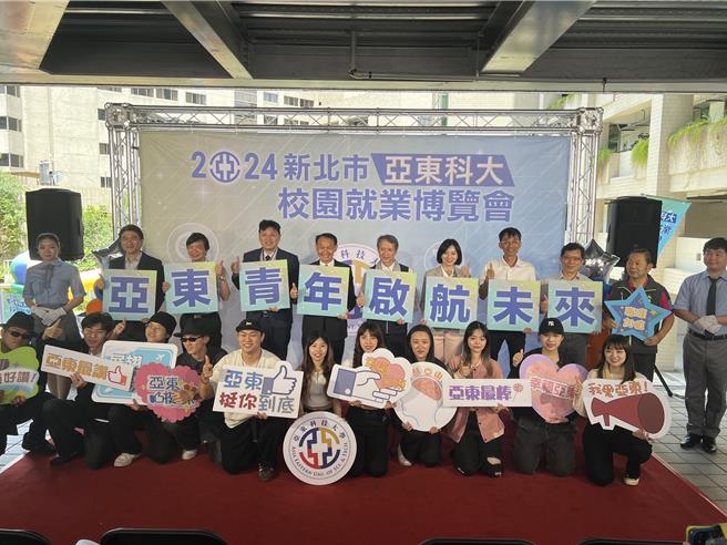 新北市勞工局今在亞東科大舉辦校園徵才活動。（王揚傑攝）