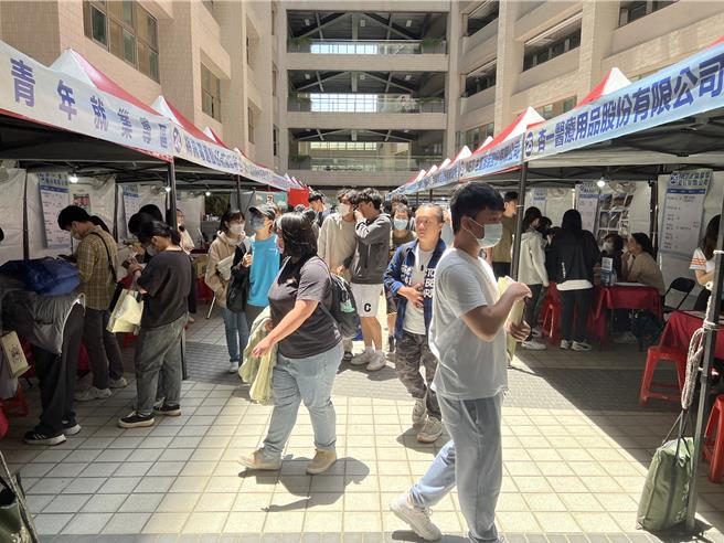 新北市勞工局今在亞東科大舉辦校園徵才活動。（王揚傑攝）