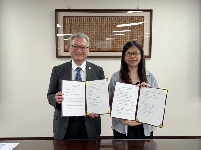 中山医大校长黄建寧(左)与国美馆馆长陈贶怡共同签署「失智友善人才培育与照护处方合作备忘录」。(照片/中山医学大学提供)
