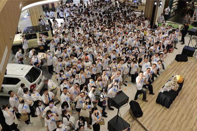 LaLaport台中店16日迎接一岁生日，现场邀集516名顾客快闪欢唱生日快乐歌！（图／业者）