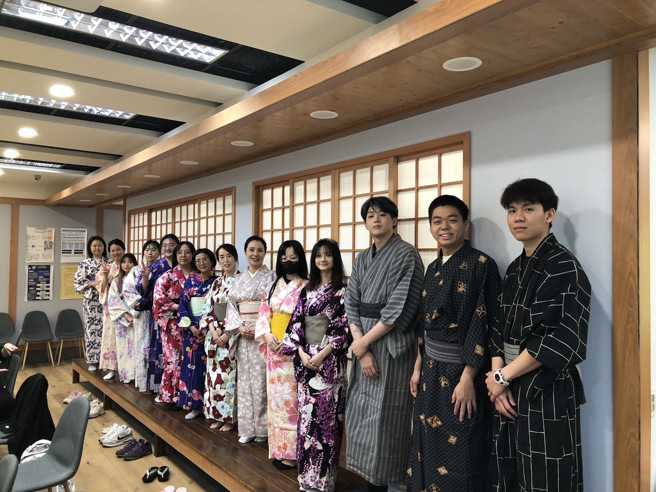 玄大應日系學生們穿上日本浴衣和長田老師（右6）於日式情境教室合影。(照片/玄奘大學提供)
